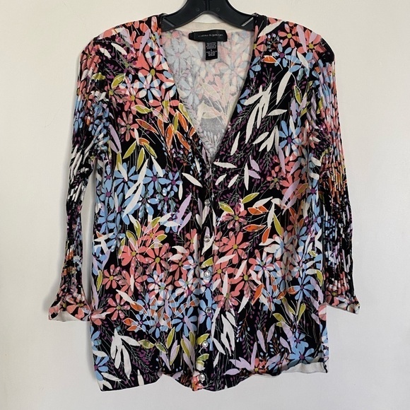 Cable and Guate Large Floral cardigan with accent buttons - Picture 1 of 9